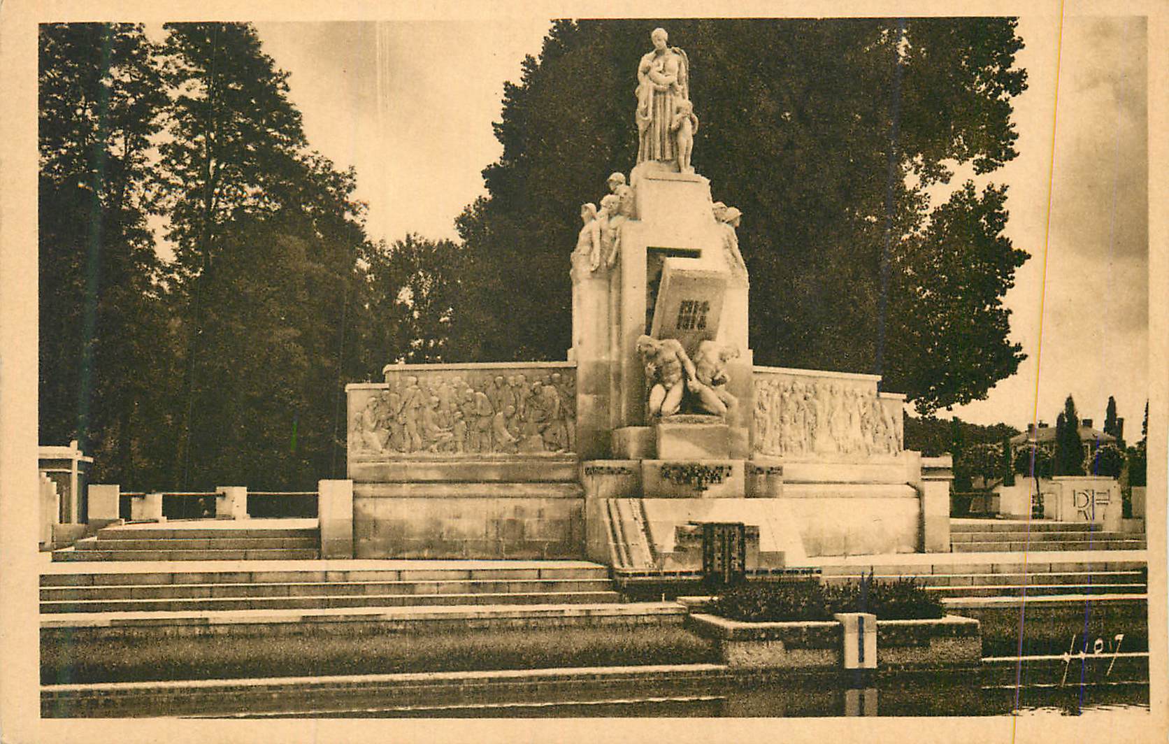 CPA Vierzon (Cher) Le Monument aux Morts (H Karcher Arch et Stat) Militaria