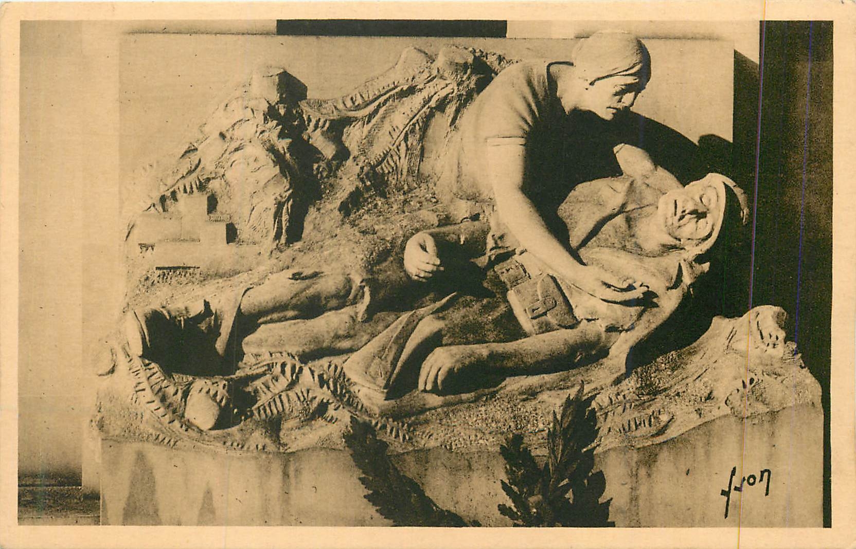 Vierzon (Cher) — Le Monument aux Morts, côté Est, « La Douleur Humaine » — Éditions d'Art Yvon, Paris