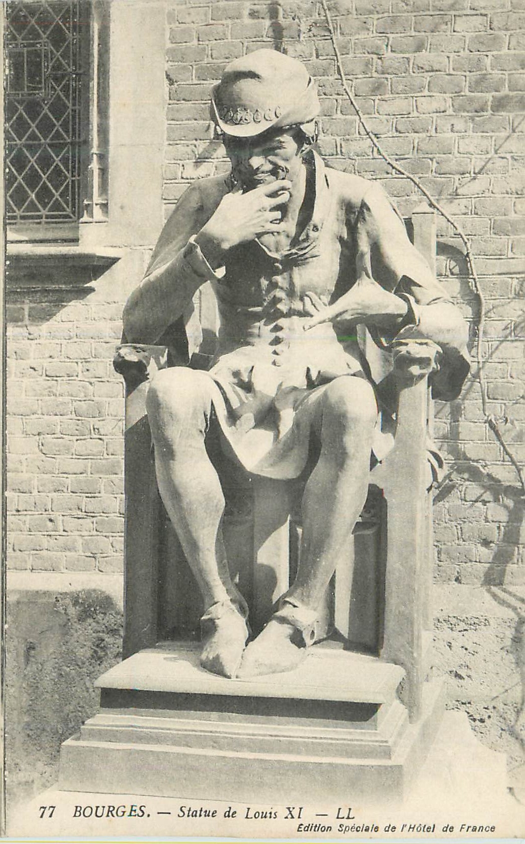 CPA Bourges Statue de Louix XI