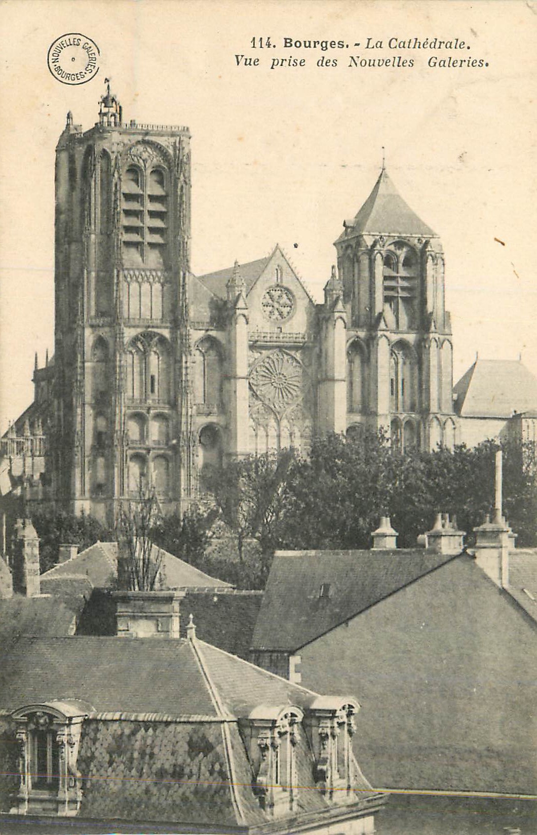 CPA Bourges La Cathedrale Vue Prise des Nouvelles Galeries