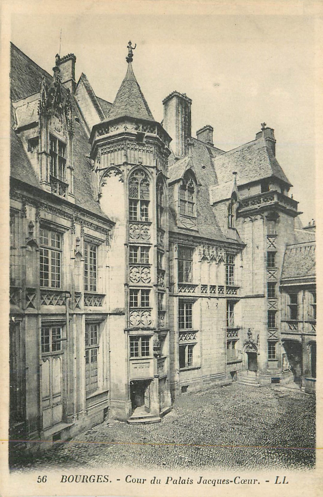 CPA Bourges Cour du Palais Jacques Coeur