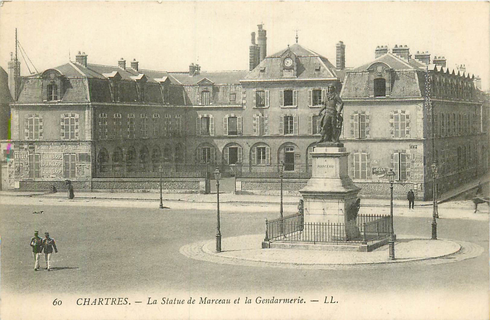 CPA Chartres La Statue de Morceau et la Gendarmerie