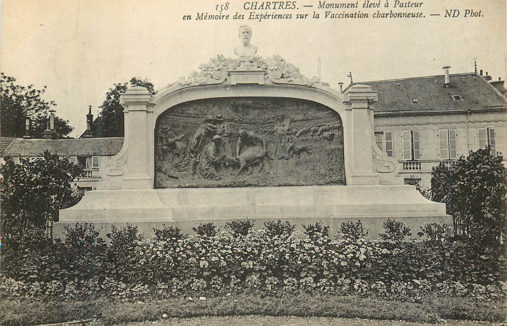 CPA Chartres Monument Eleve a Pasteur en Memoire des Experiences sur la Vaccination Charbonneuse