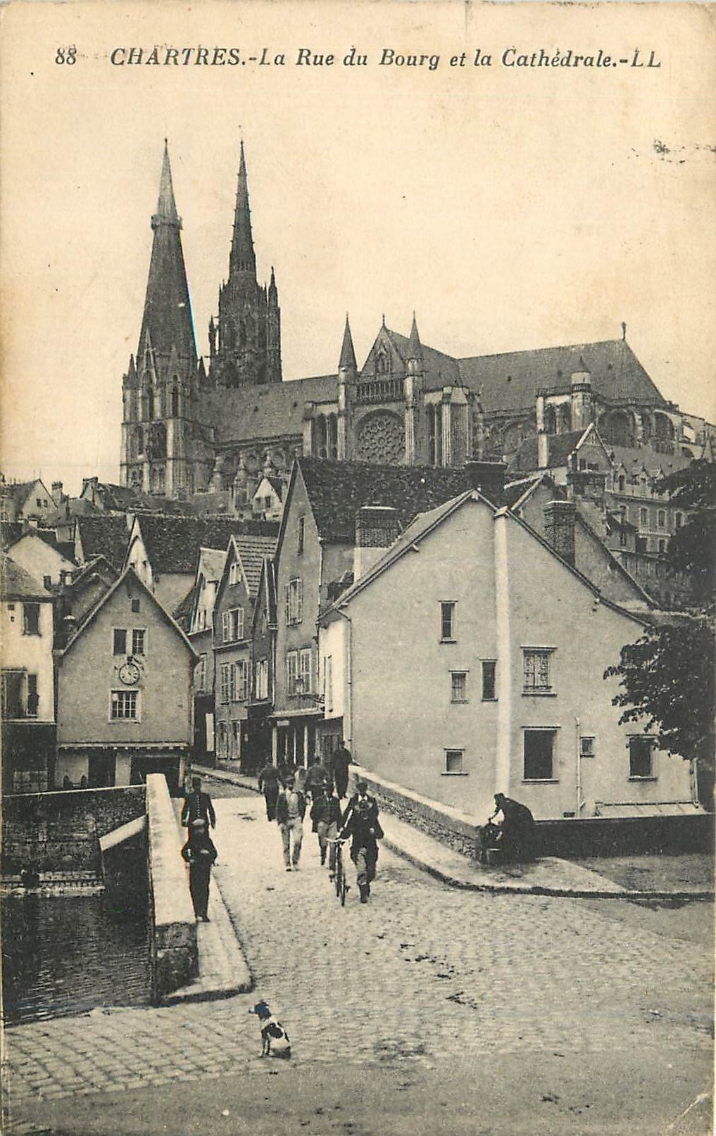 CPA Chartres La Rue du Bourg et la Cathedrale