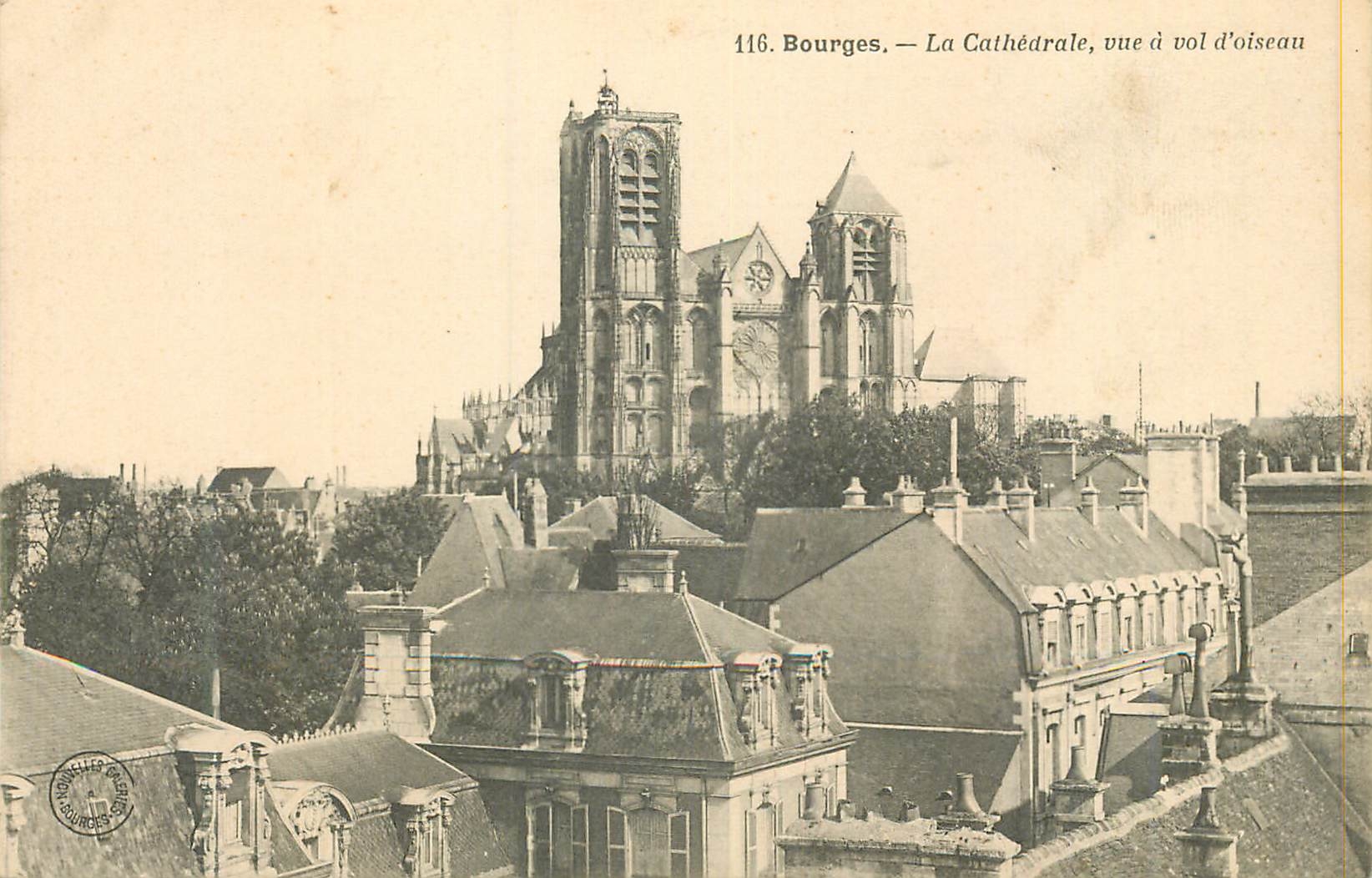 CPA Bourges La Cathedrale Vue a Vol d'Oiseau
