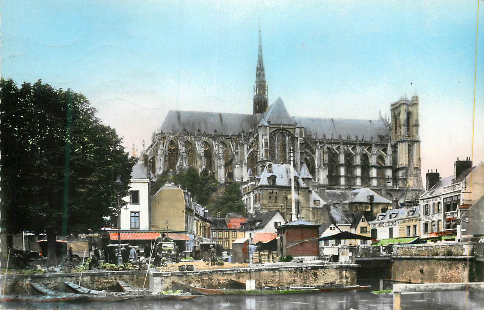 CPM Amiens (Somme) La Cathedrale et le Marche sur l'Eau