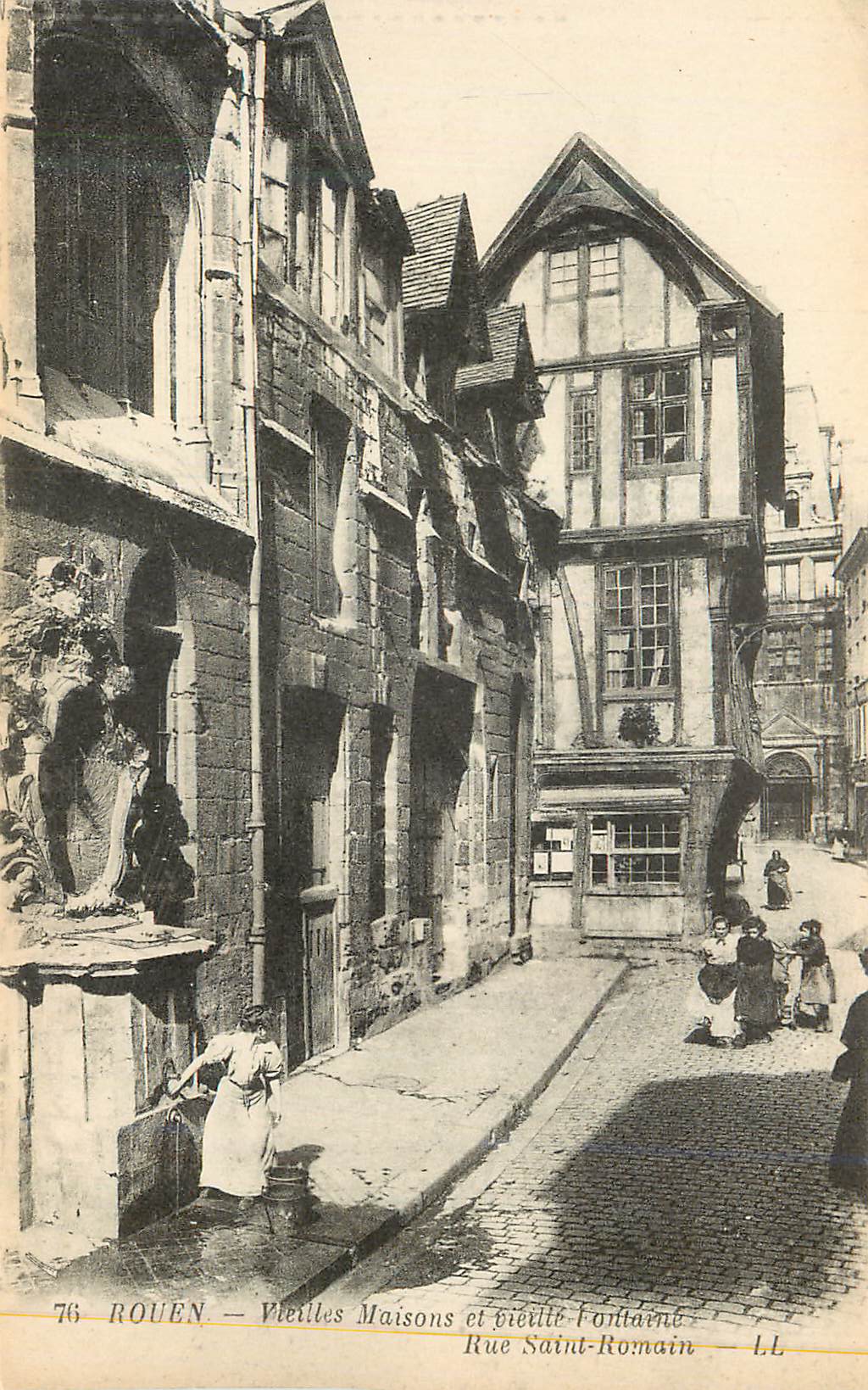 CPA Rouen Vieilles Maisons et Vieille Fontaine Rue Saint Romain