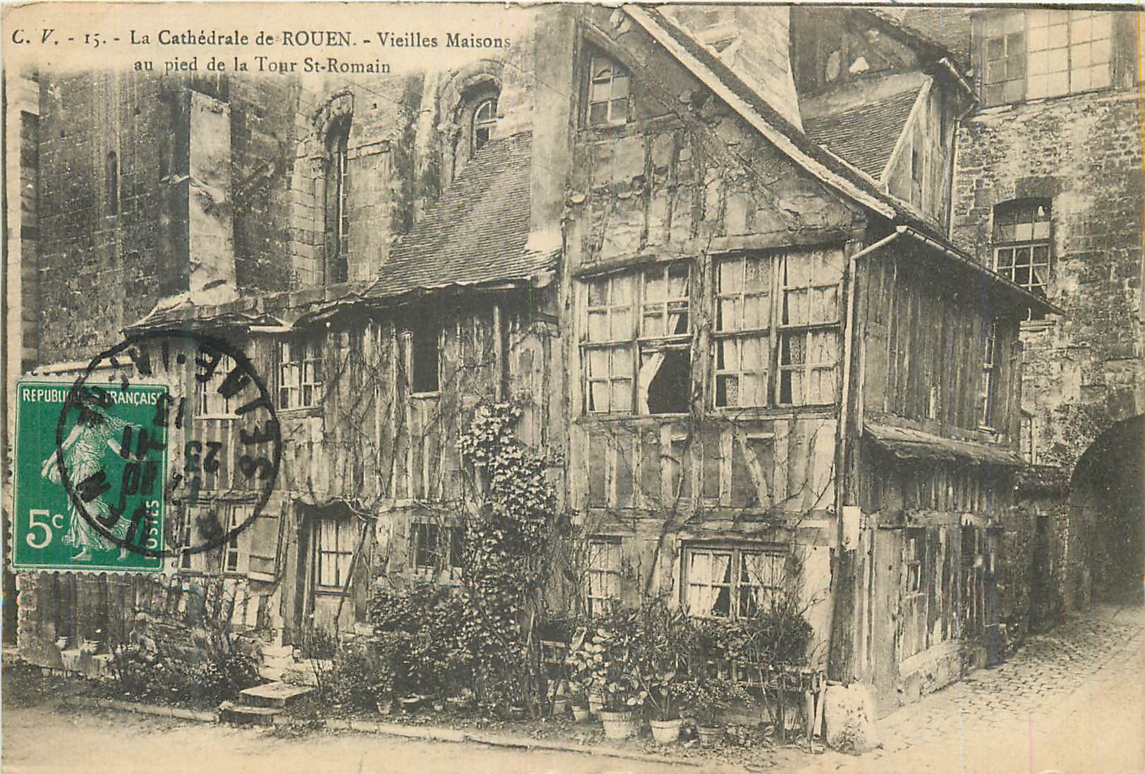 CPA La Cathedrale de Rouen Vieilles Maisons au Pied de la Tour St Romain