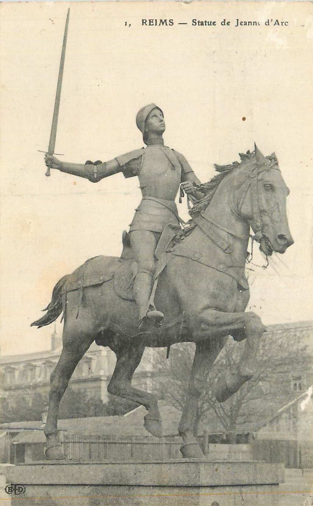 CPA Reims Statue de Jeanne d'Arc