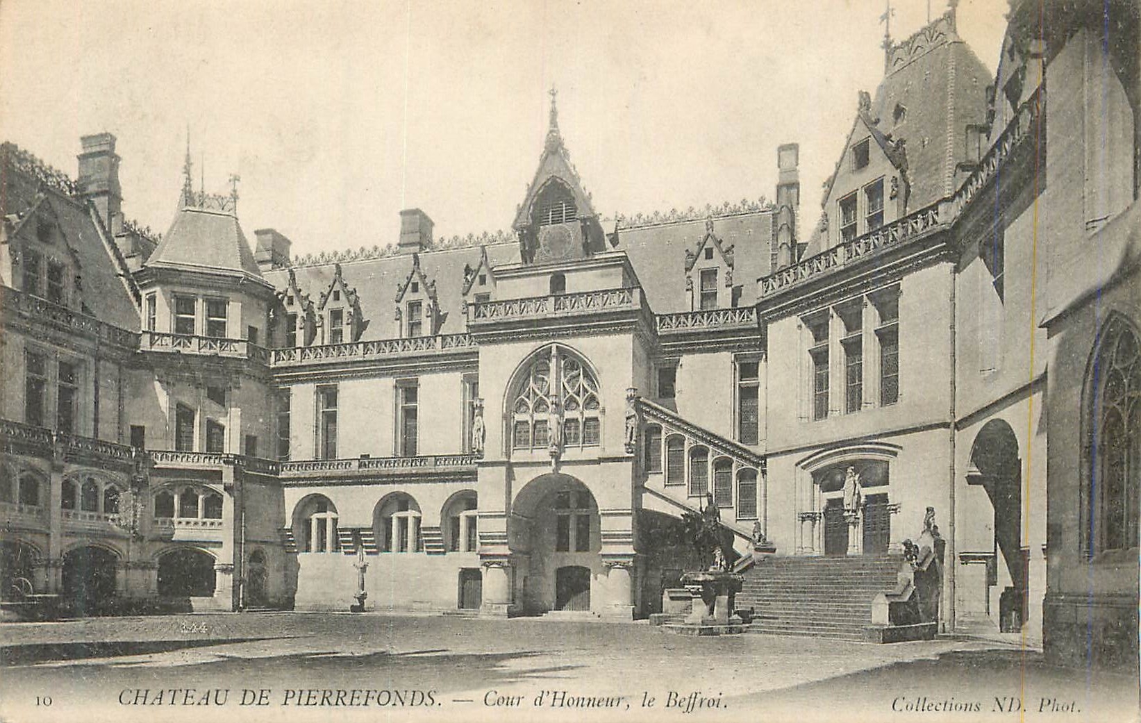 Schloss Pierrefonds — Cour d'Honneur, der Glockenturm — Collections ND. Phot.