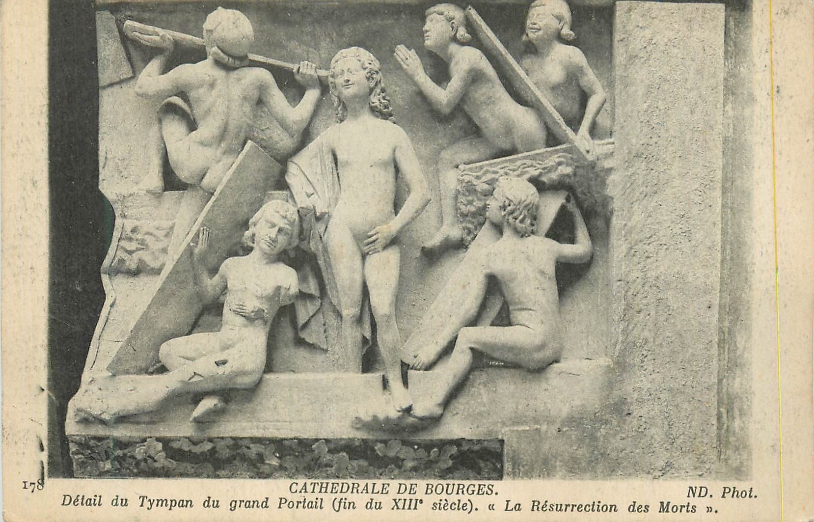 CPA Cathedrale de Bourges Detail du Tympan du Grand Portail La resurrection des morts