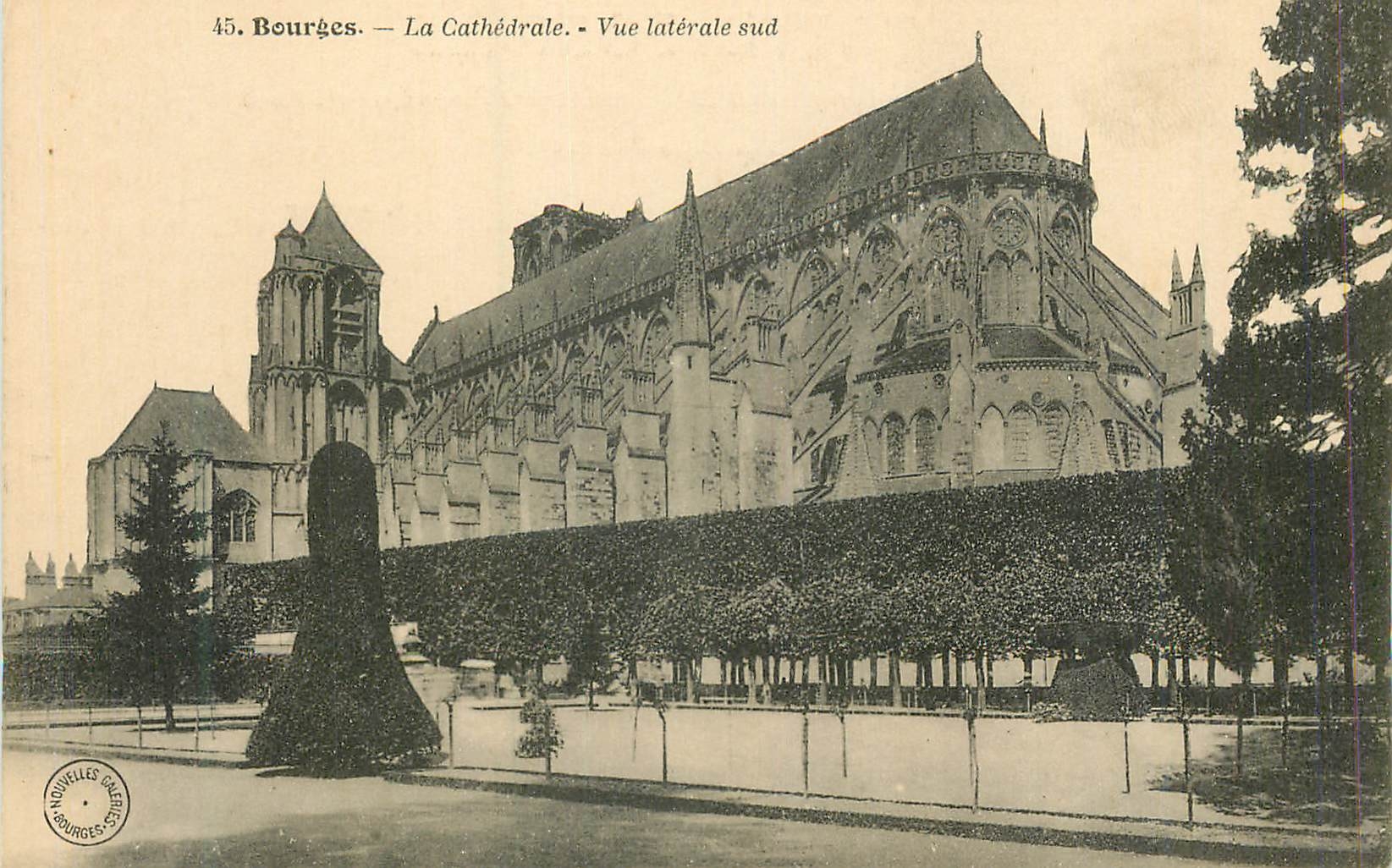 CPA Bourges La Cathedrale Vue Laterale Sud