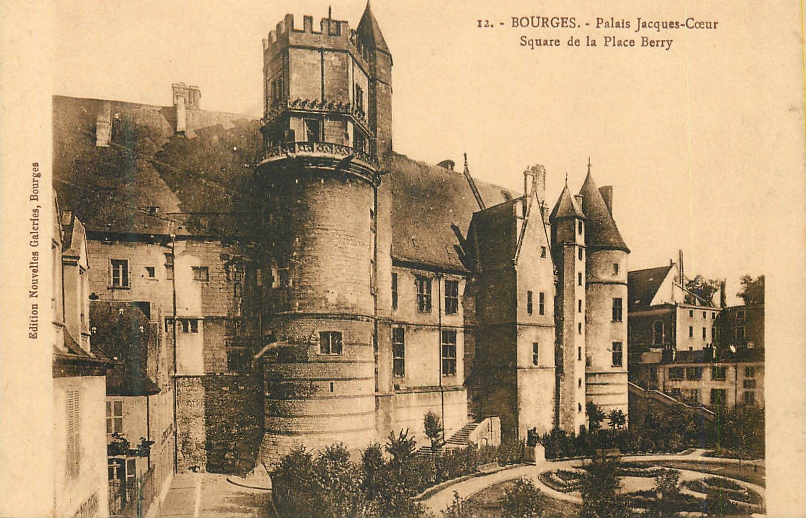 CPA Bourges Le Palais Jacques Coeur Square de la Place Berry