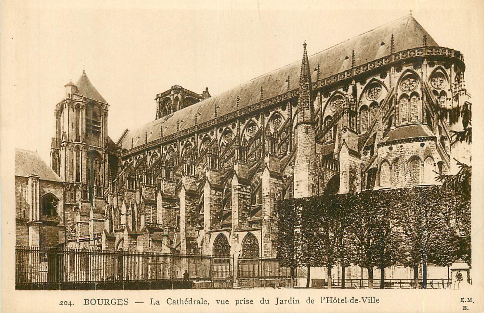 CPA Bourges La Cathedrale Vue Prise du Jardin de L'Hotel de Ville