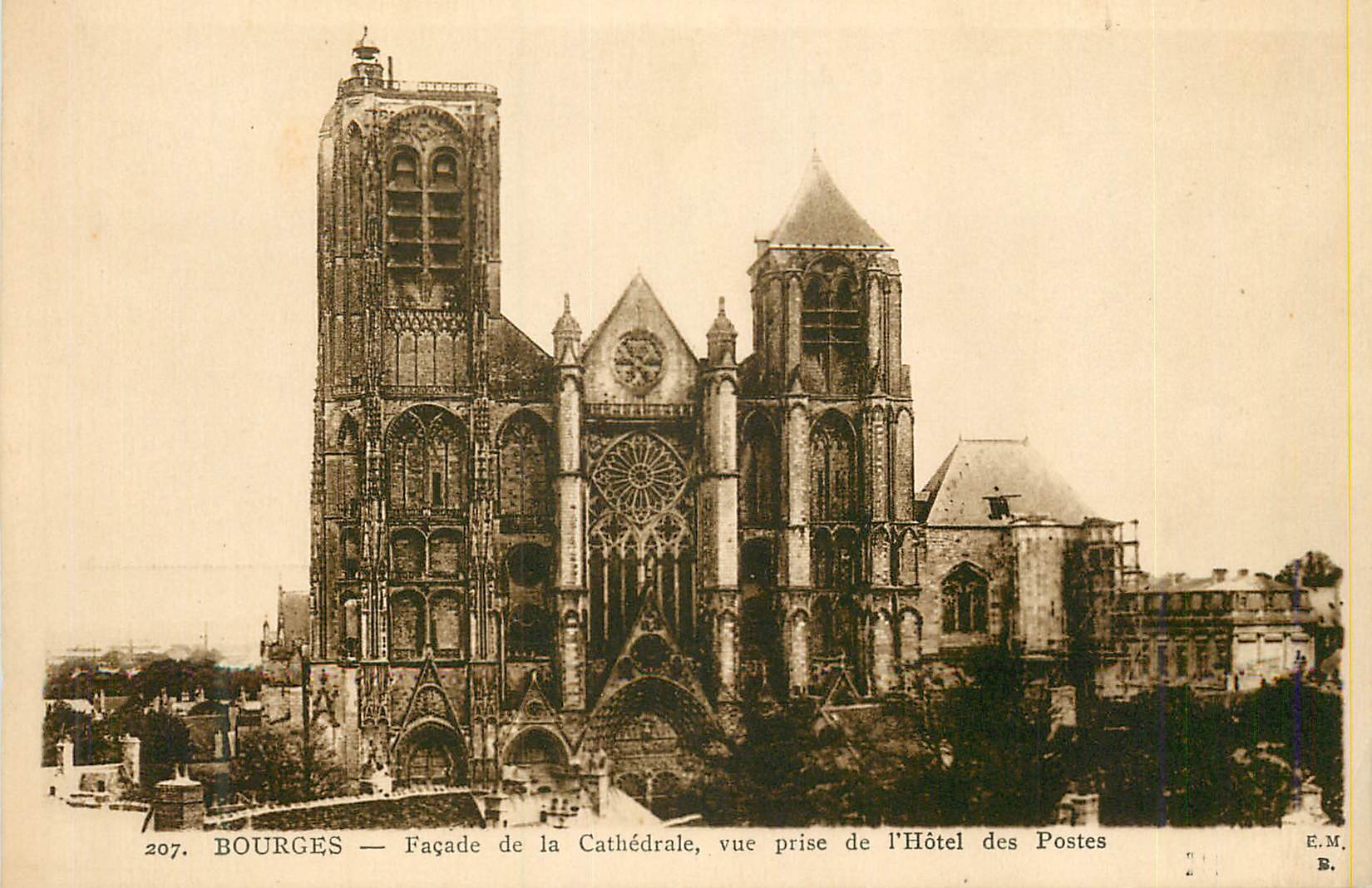 Bourges — Façade de la Cathédrale, vue prise de l'Hôtel des Postes — E.M. B.