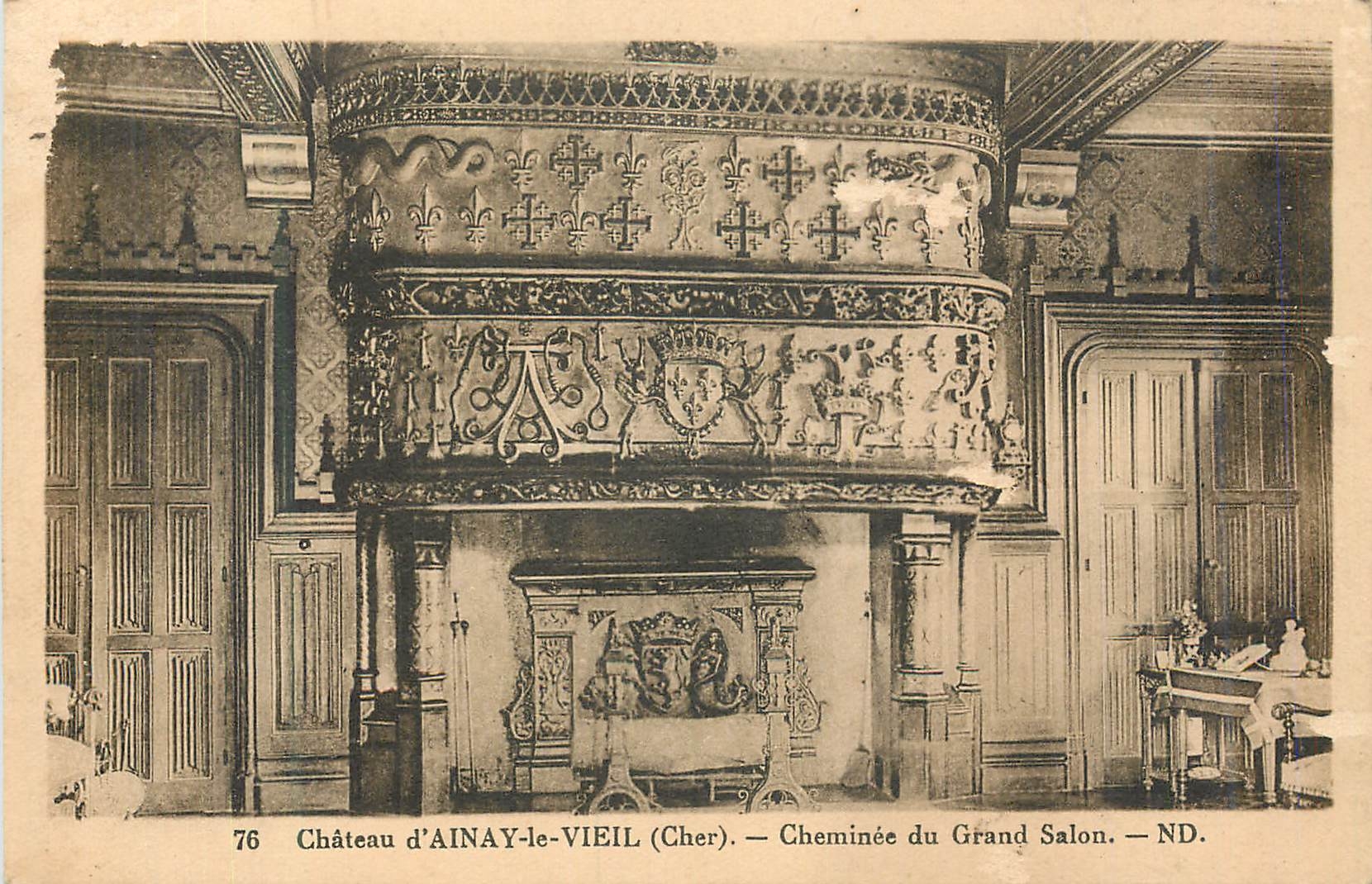 Château d'Ainay-le-Vieil (Cher) — Cheminée du Grand Salon — ND.