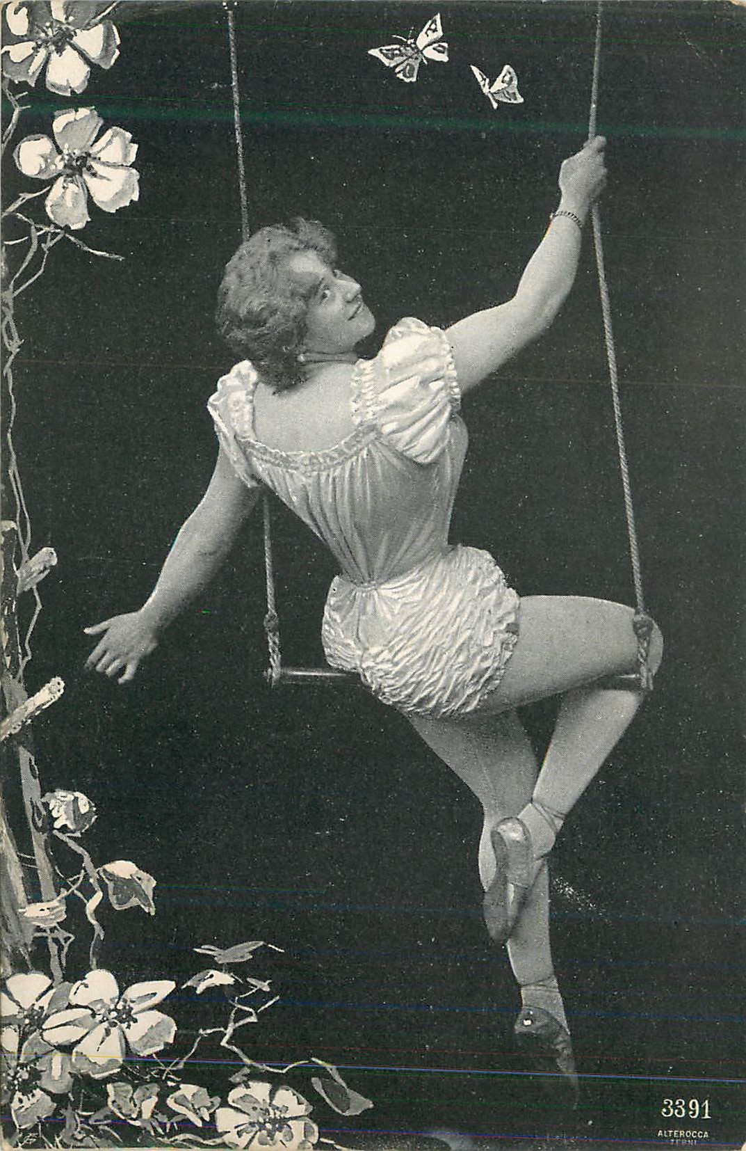 Femme sur balançoire — scène de cirque — ALTERROCCA, n° 3391