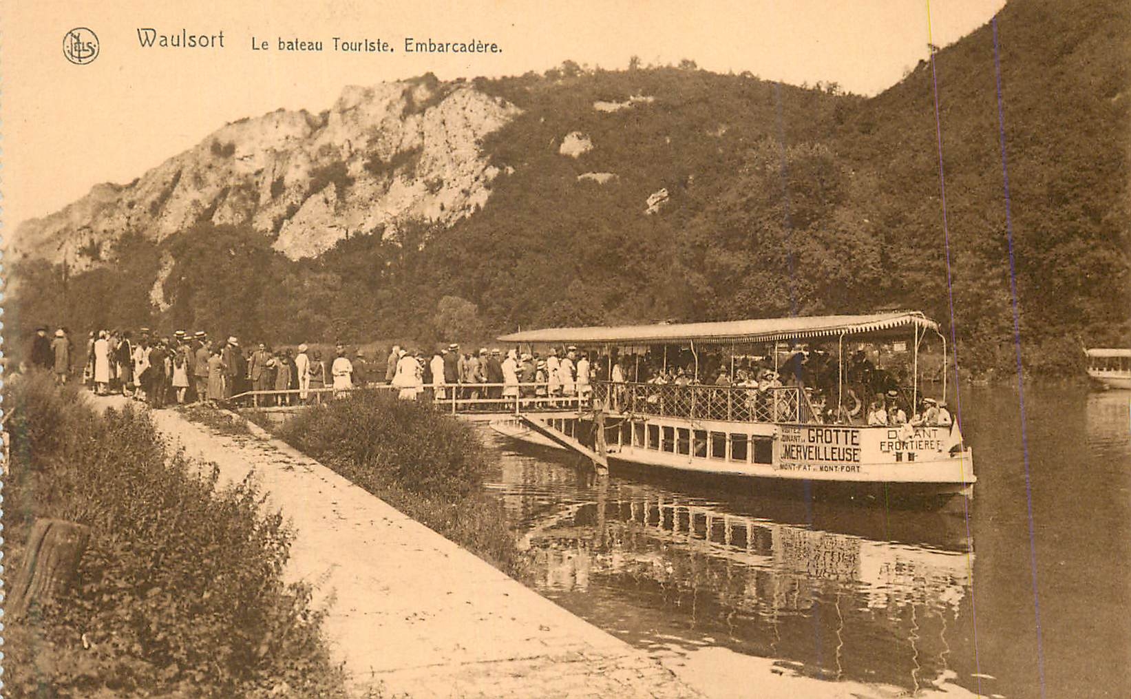 CPA Waulsort le bateau Touriste Embarcadere Vues Choisies de la Vallee de la Meuse Bateau
