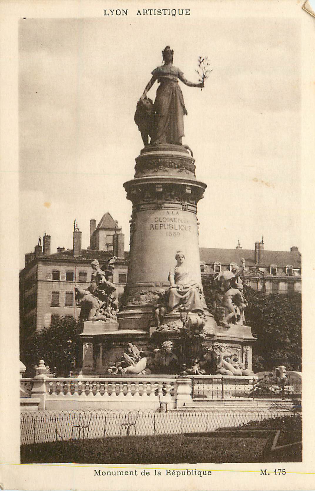 CPA Lyon artistique Monument de la Republique