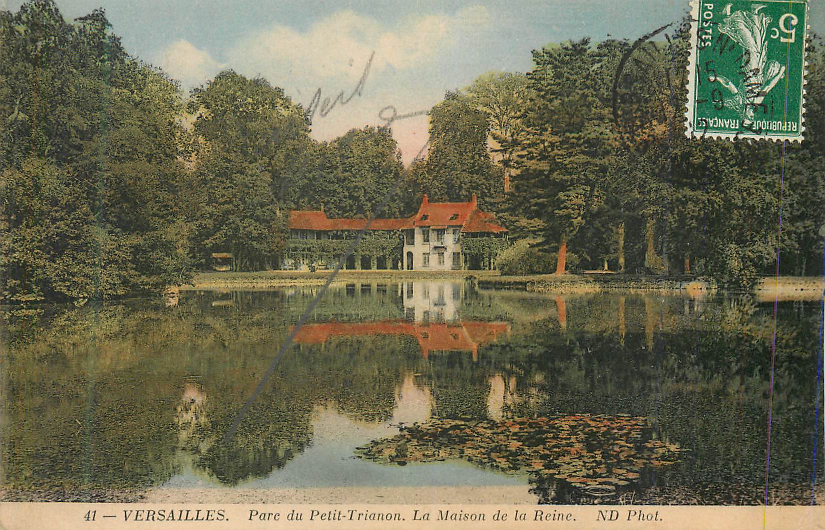 Versailles — Parc du Petit-Trianon. La Maison de la Reine — ND Phot.