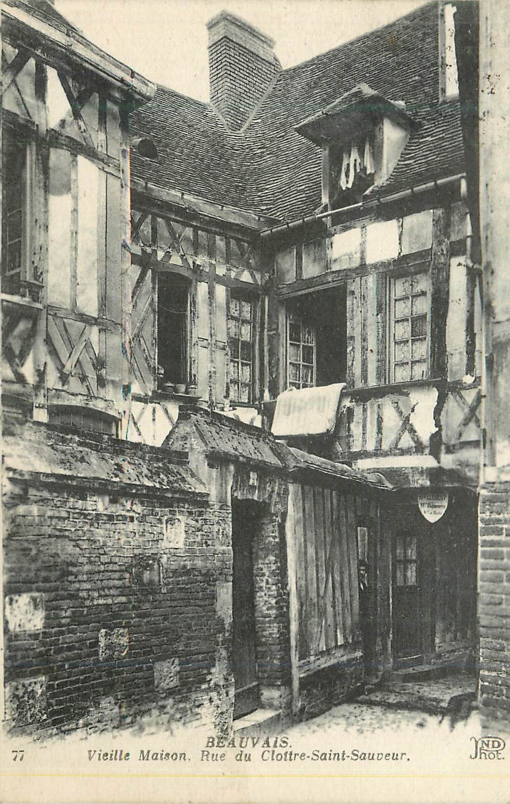 CPA Beauvais Vieille Maison Rue du Cloitre Saint Sauveur