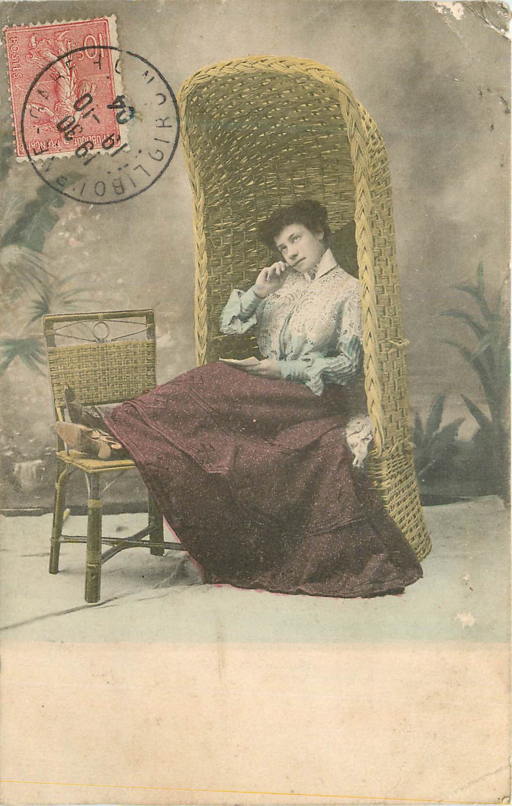 Femme assise dans un fauteuil en osier — Éditeur LAGRIÈRES, Paris — N° de série non visible