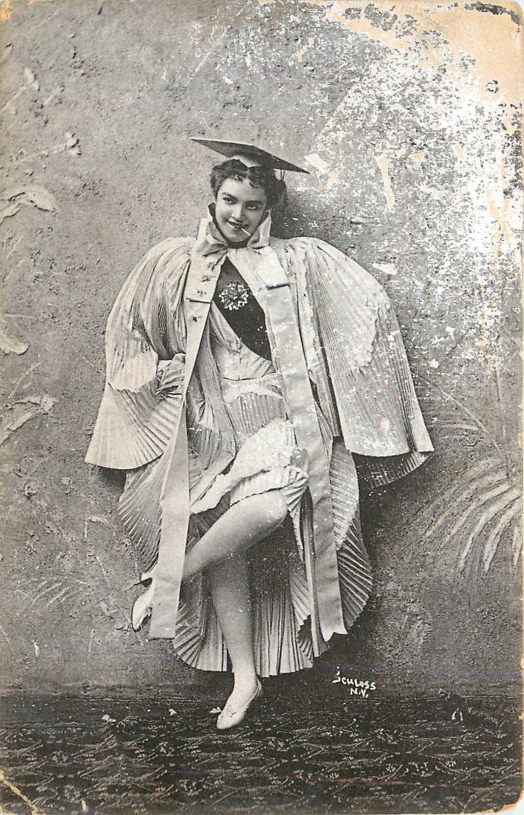 Jeune femme en robe de graduation — Schloss N.V.