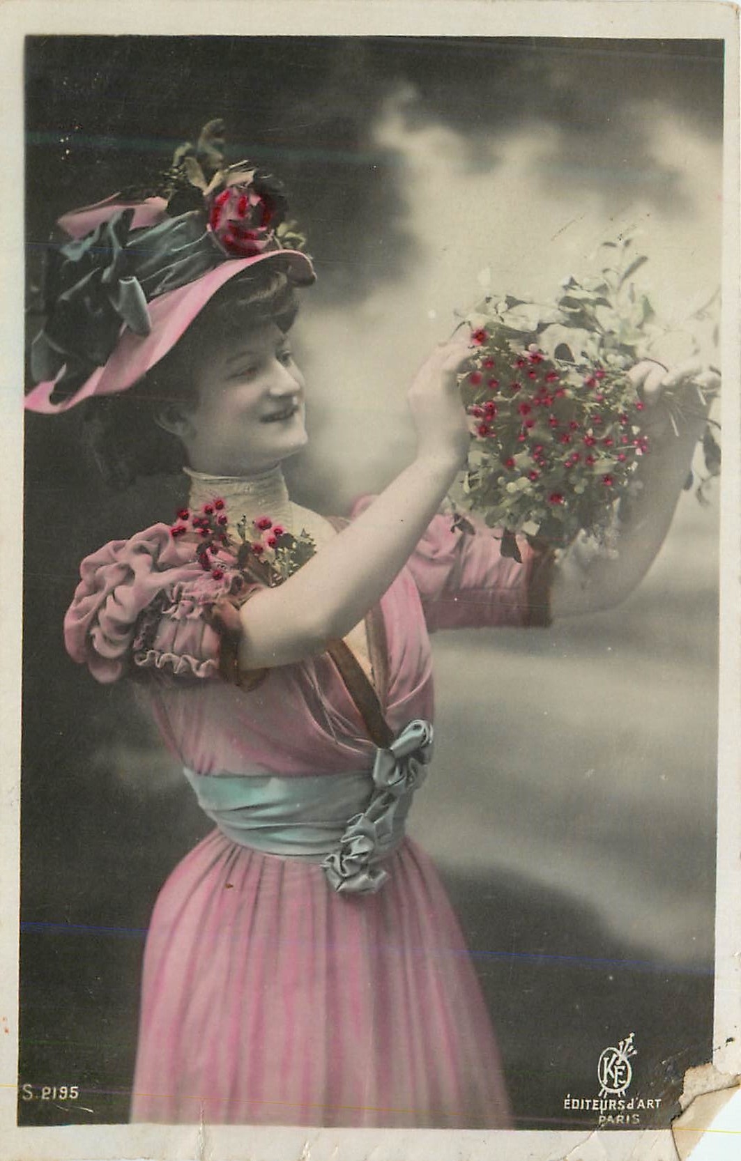 Femme en robe rose tenant un bouquet — Éditeurs d'Art, Paris, n° S.2195
