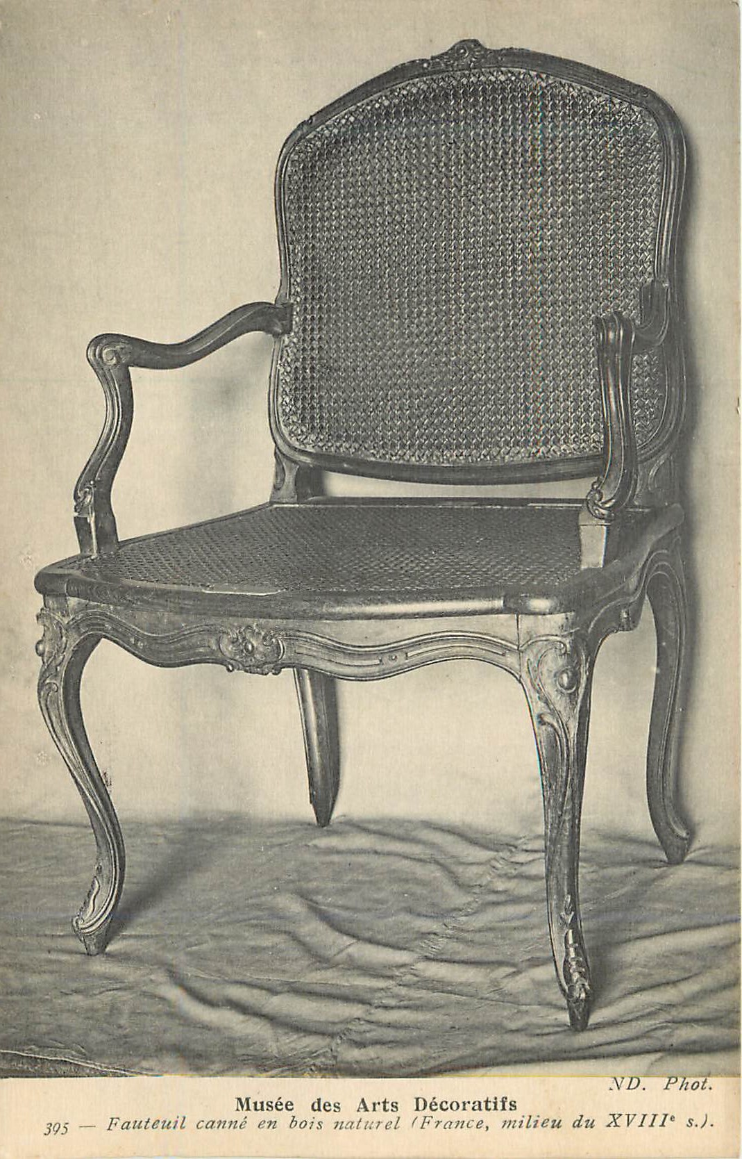 Fauteuil canné en bois naturel — Musée des Arts Décoratifs, France, milieu du XVIIIe s. — ND. Phot. n°395