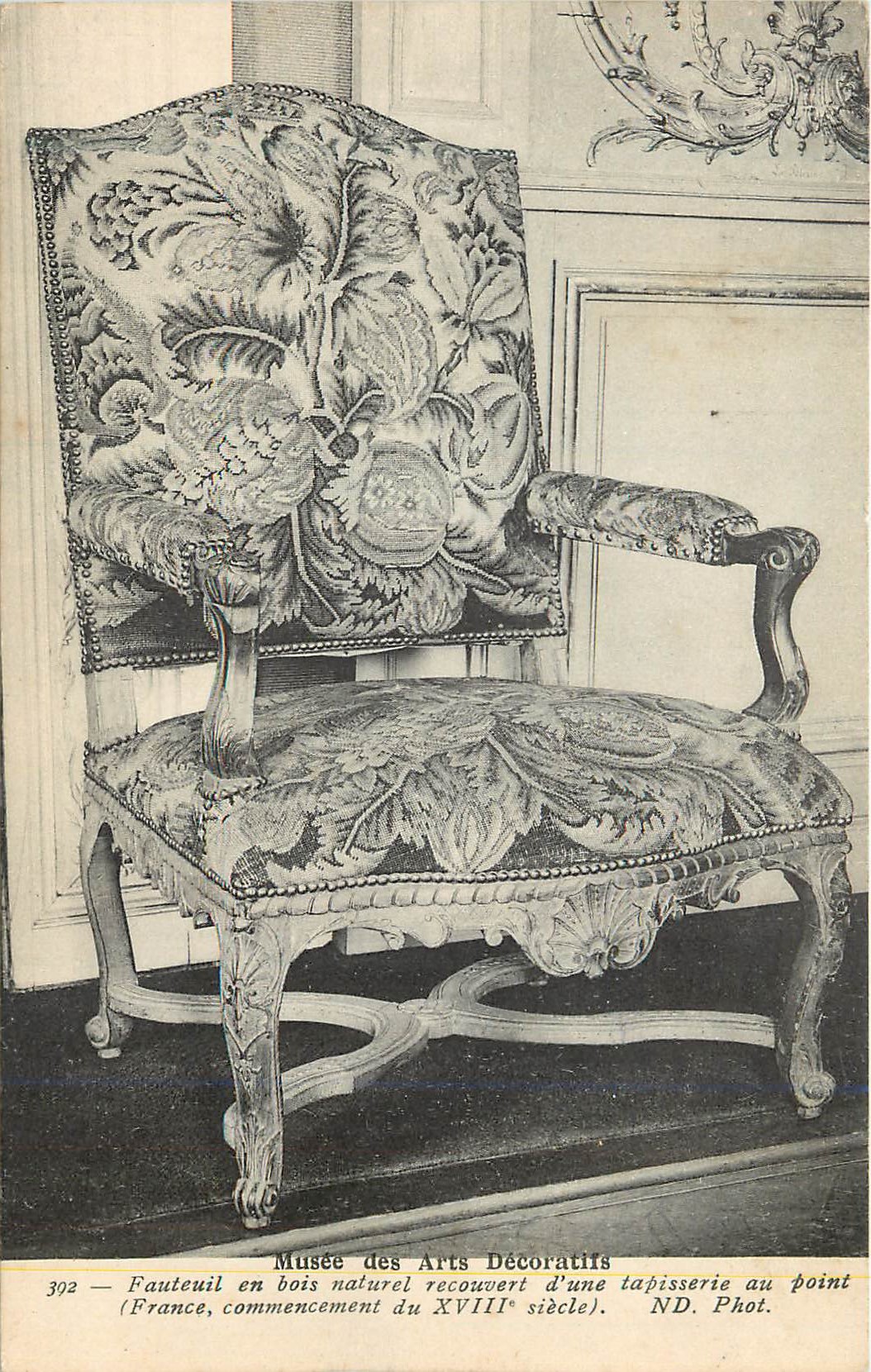 Fauteuil en bois naturel recouvert d'une tapisserie au point (France, commencement du XVIIIe siècle) — Musée des Arts Décoratifs — N° 302