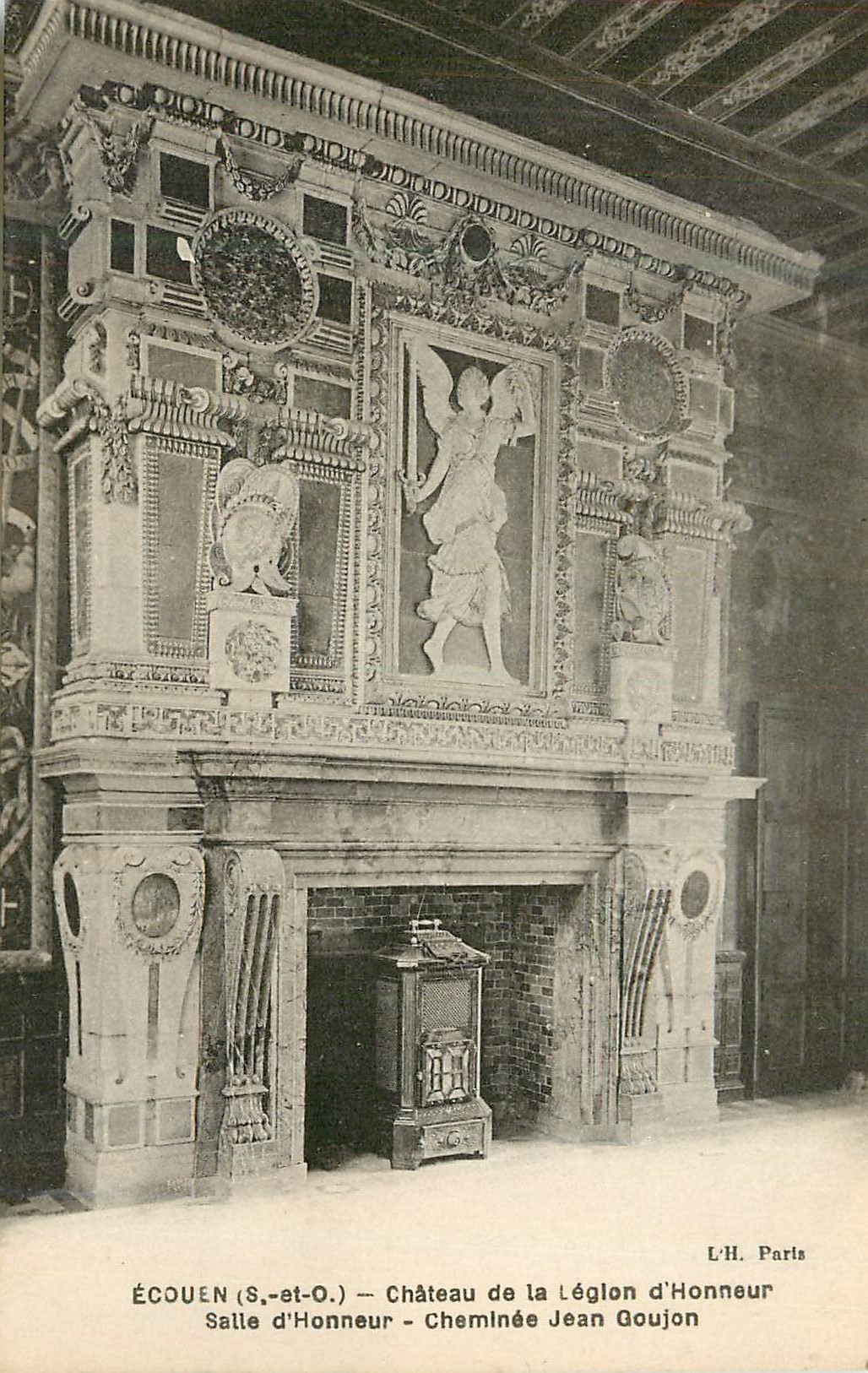 ÉCOUEN (S.-et-O.) — Château de la Légion d'Honneur — Cheminée Jean Goujon