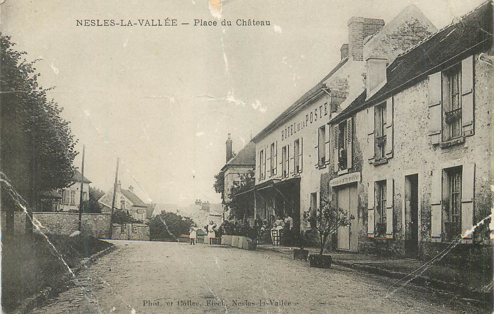 CPA Nesles La Vallee Place du Chateau