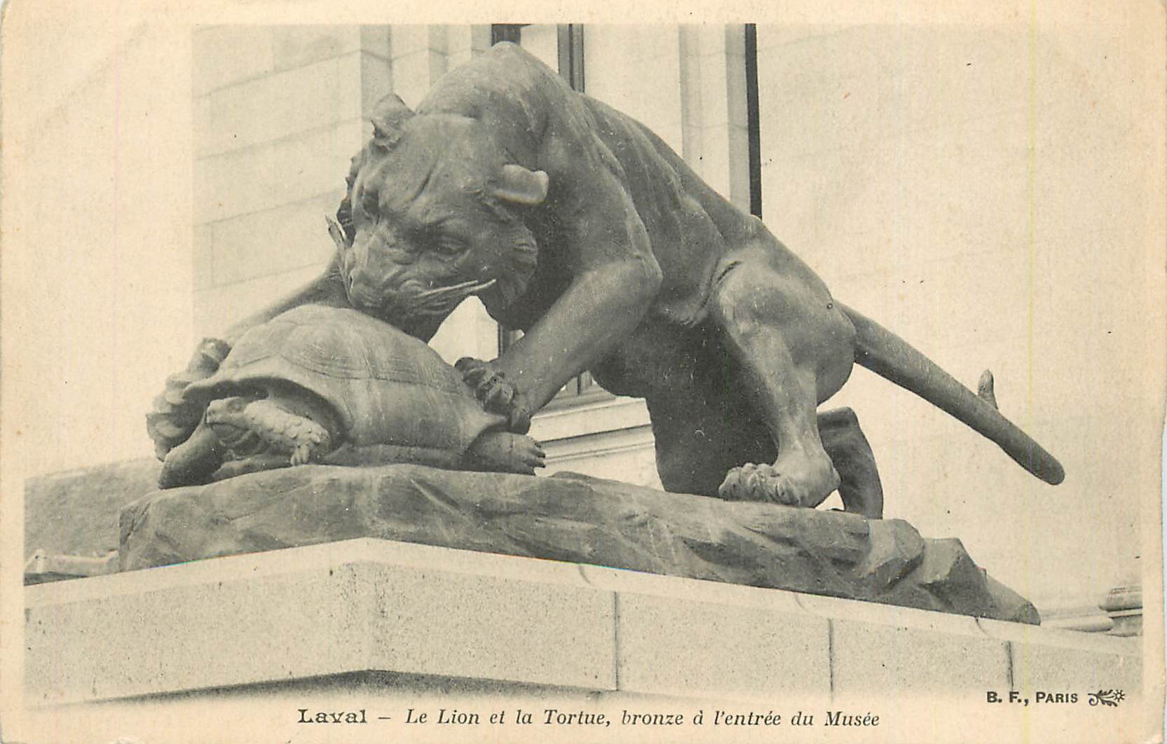 CPA Laval (Mayenne) Le Lion et La Tortue Bronze a l'Entree du Musee