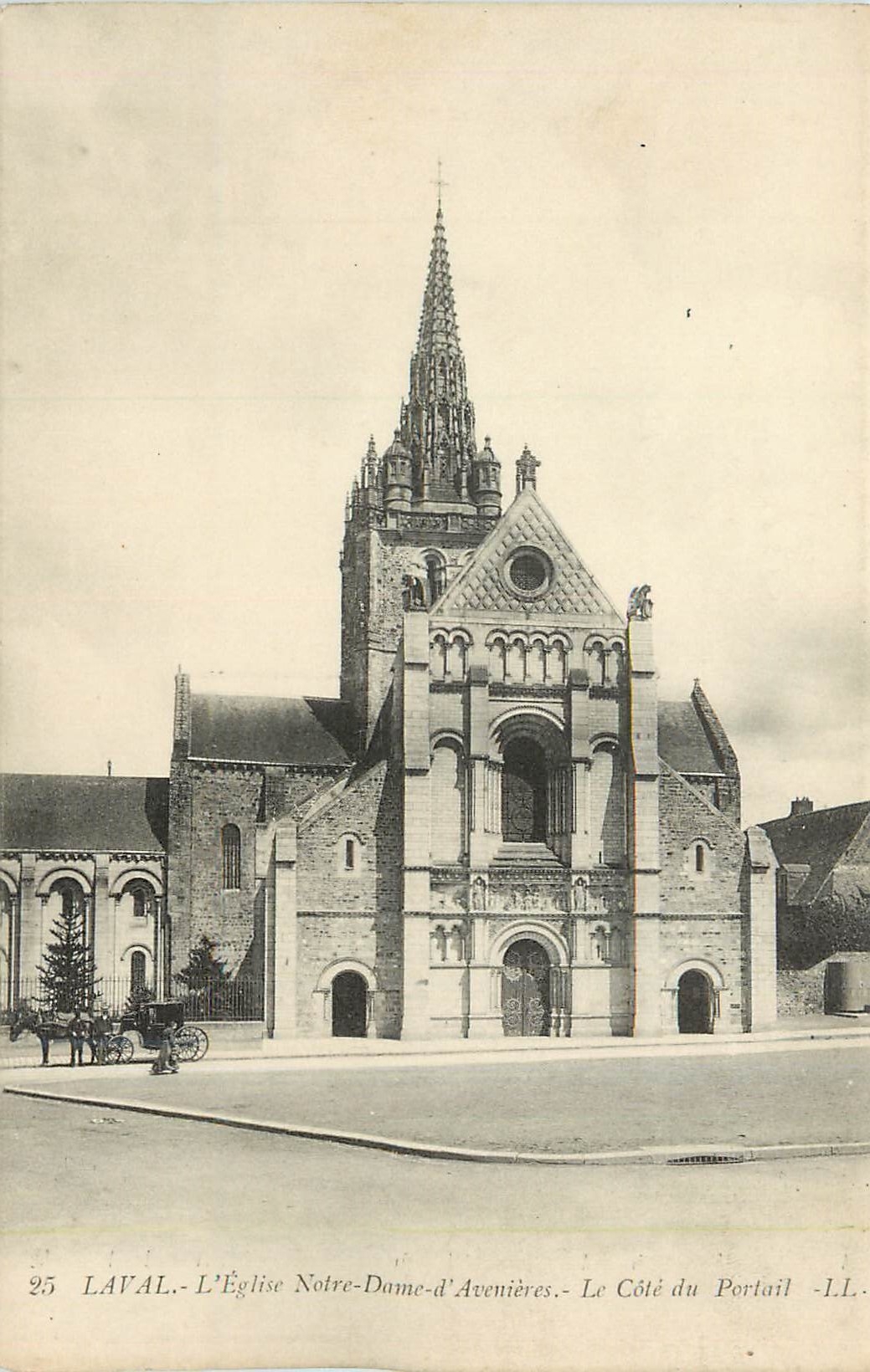 CPA Laval L'Eglise Notre Dame d'Avesnieres Le Cote du Portail