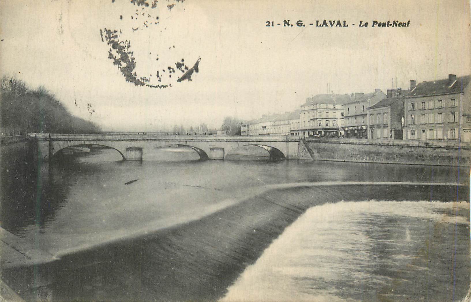 CPA N G Laval Le Pont Neuf