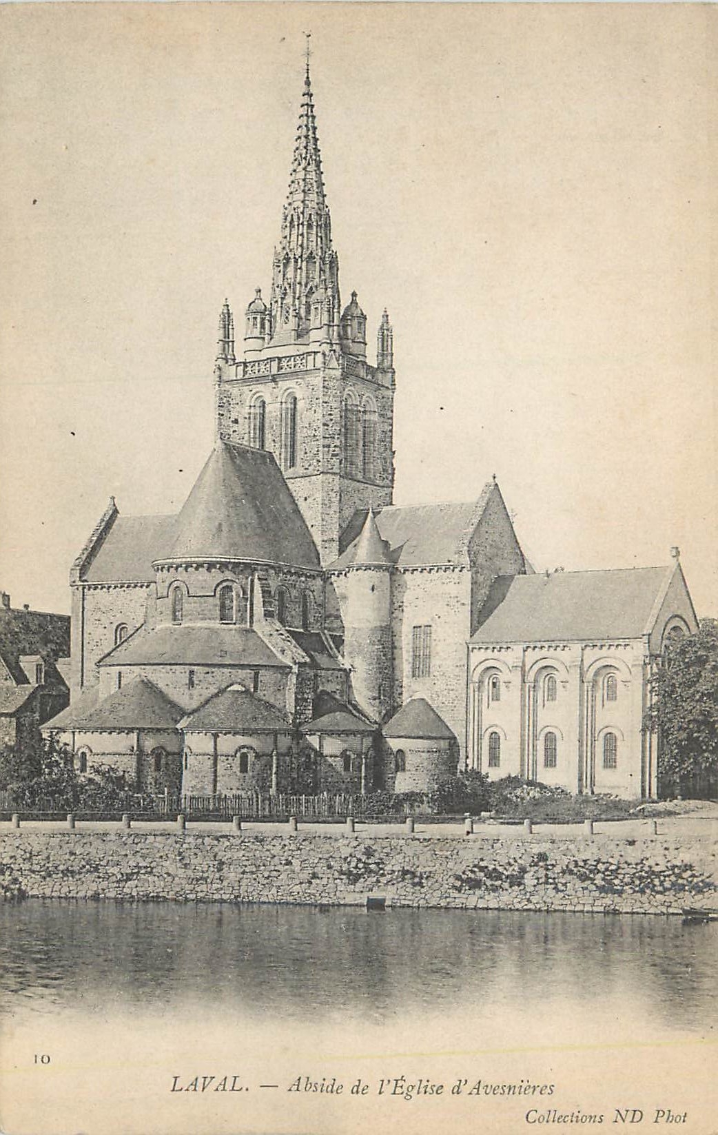 CPA Laval Abside de l'Eglise d'Avesnieres