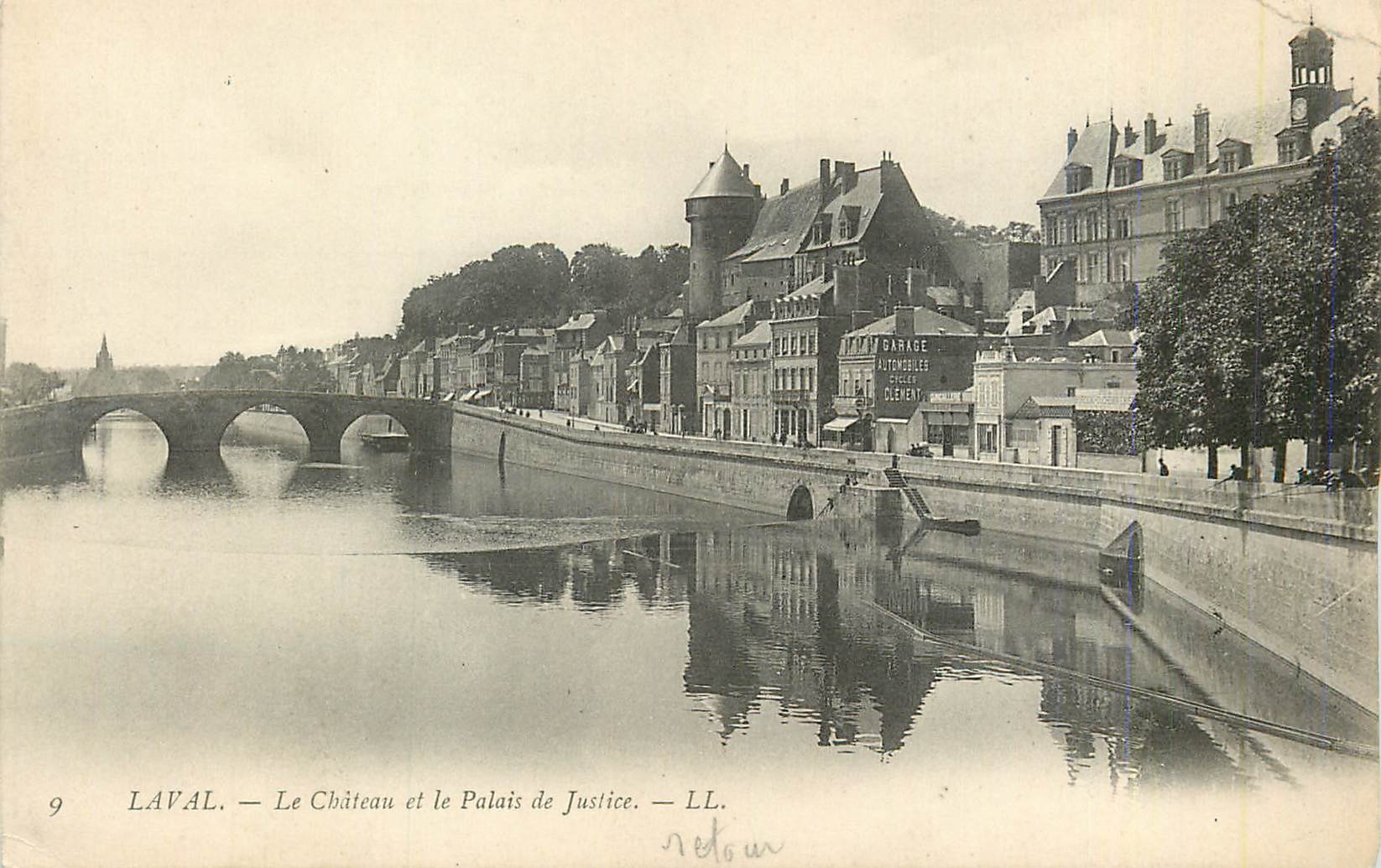 CPA Laval Le Chateau et le Palais de Justice