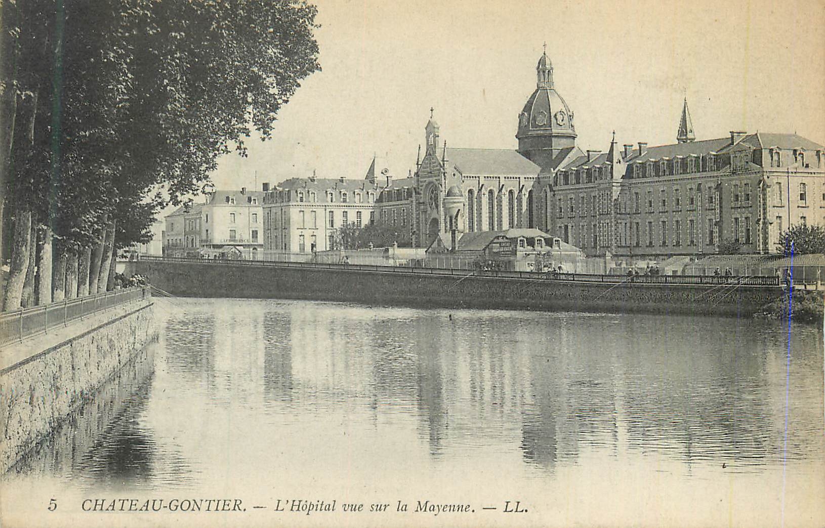 CPA Chateau Gontier L'Hopital vue sur la Mayenne