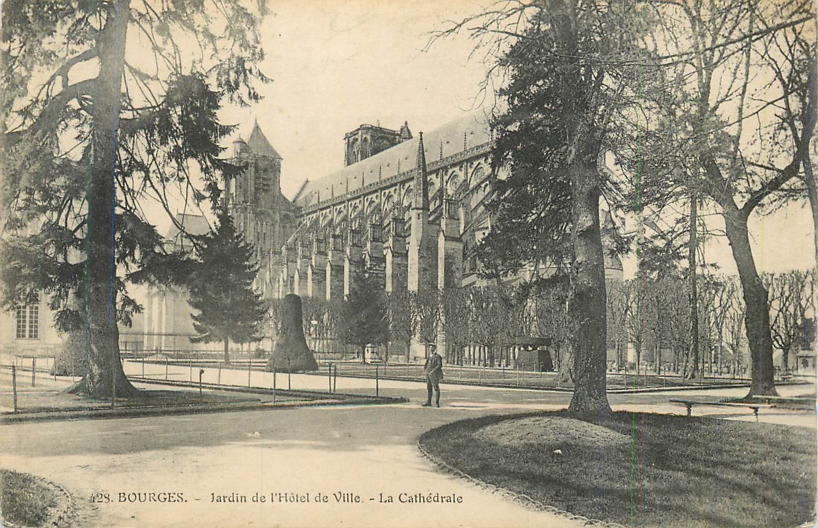 CPA Bourges Jardin de l'Hotel de Ville La Cathedrale