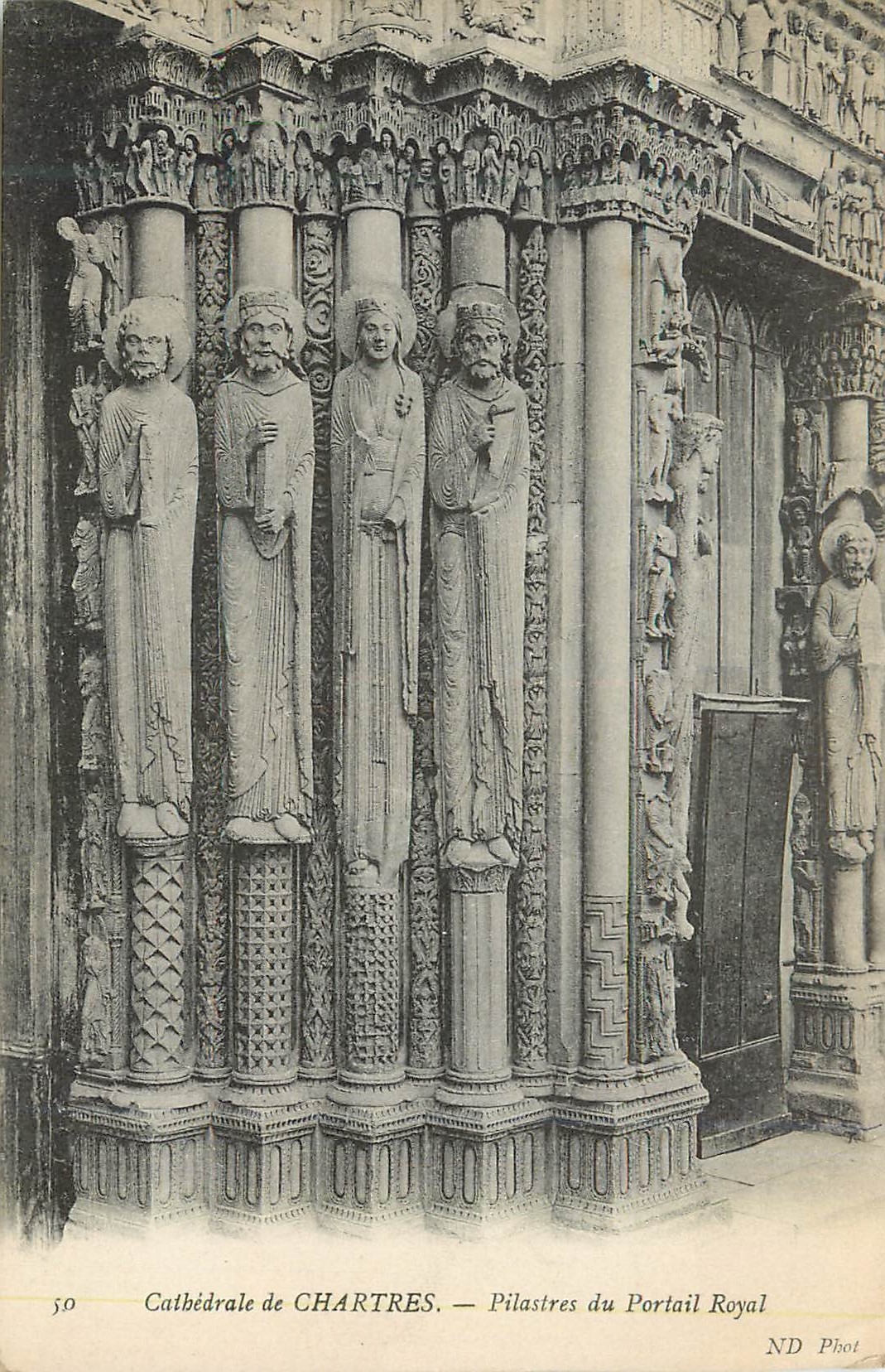CPA Cathedrale de Chartres Pilastres du Portail Royal