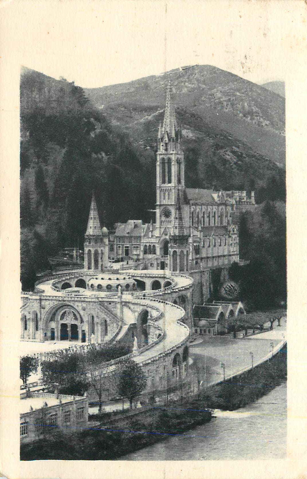 CPA Lourdes La Basilique et le Gave PD