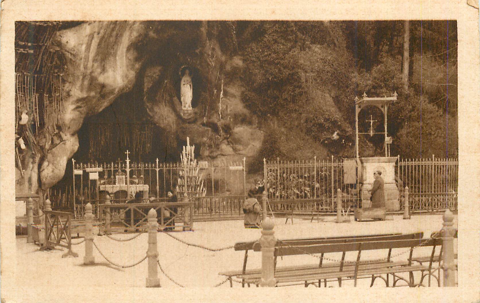 CPA Lourdes La Grotte Miraculeuse