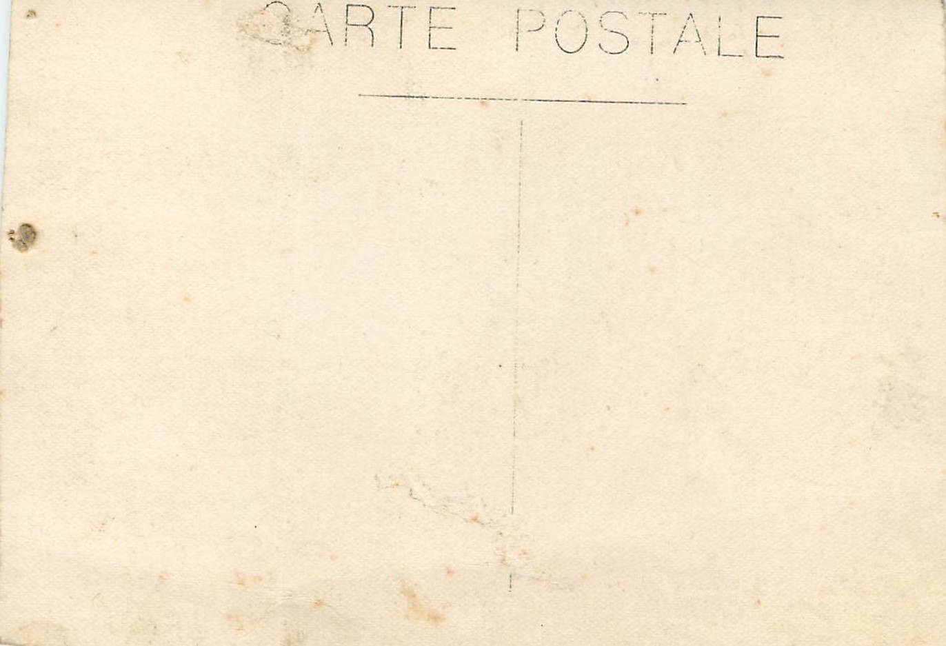 Femme et enfant — devant mur de pierres — carte postale — Rückseite