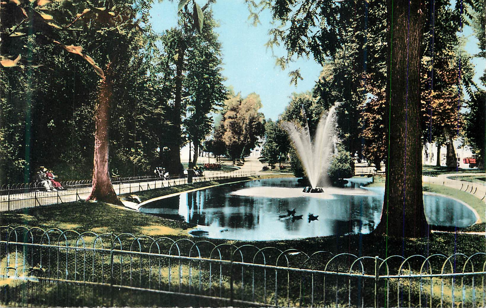 CPM Vichy (Allier) Jardin des Bords de l'Allier Bassin des Cygnes