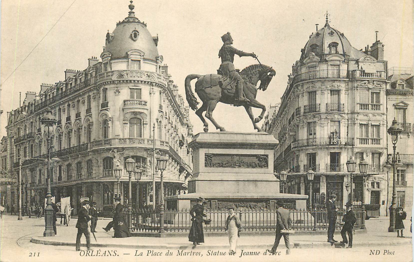 CPA Orleans La Place du Martroi Statue de Jean d'Arc