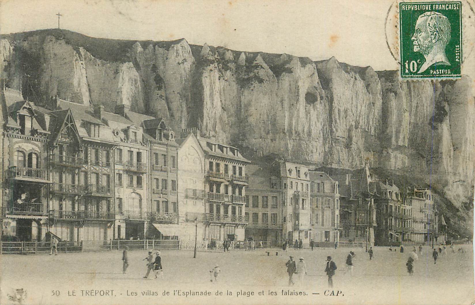 CPA Le Treport Les Villas de l'Esplanade de la Plage et les Falaises