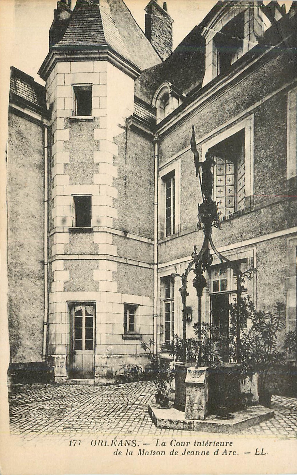 CPA Orleans la Cour Interieure de la Maison de Jeanne d'Arc