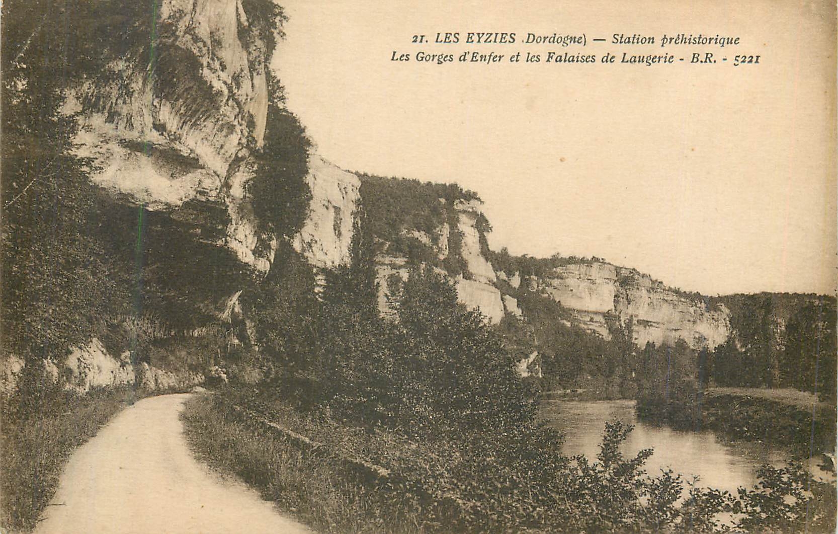 CPA les Eyzies Dordogne Station Prehistorique les Gorges d'Enfer et les Falaises de Laugerie