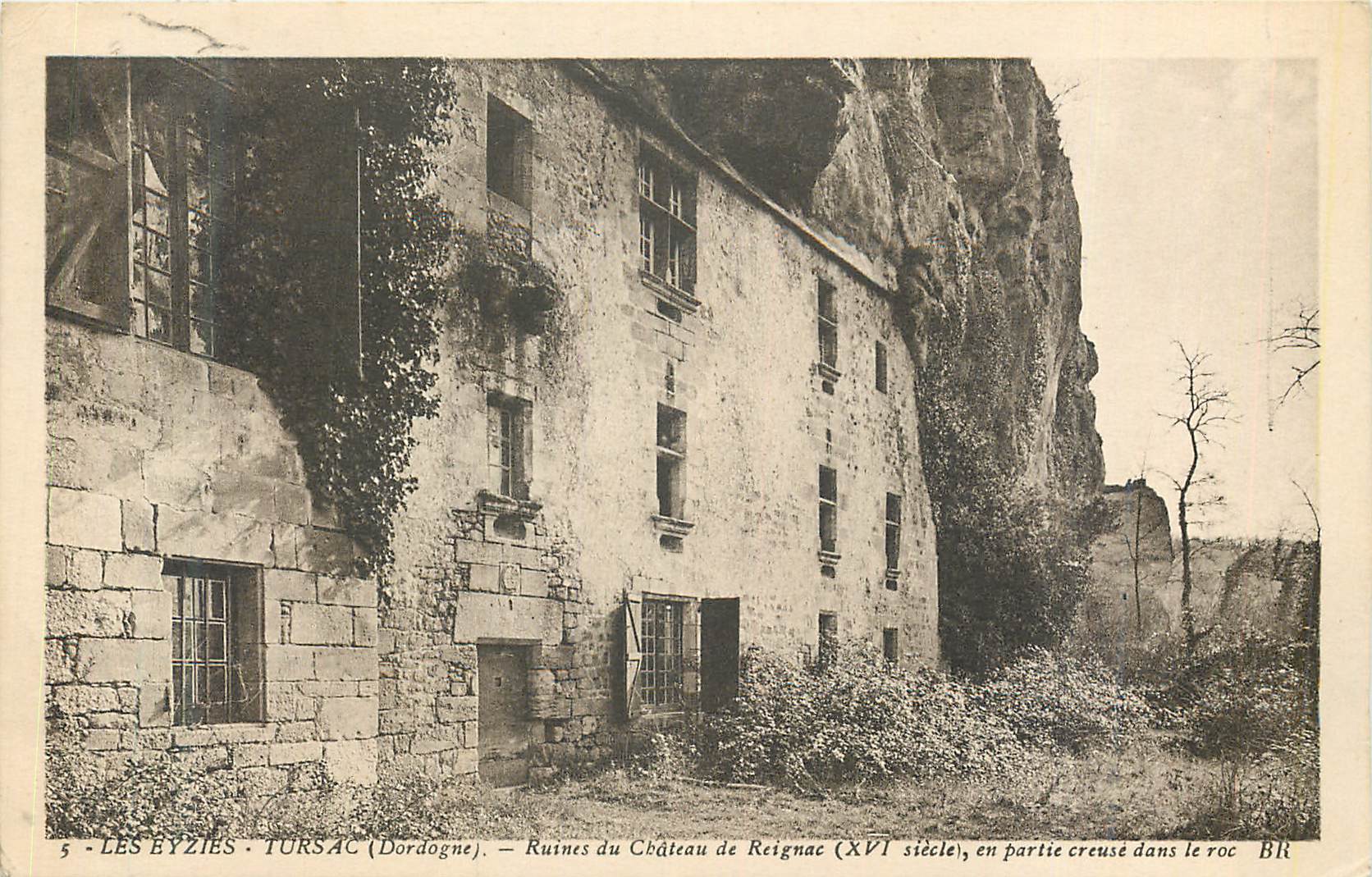 CPA les Eyzies Tursac (Dordogne) Ruines du Chateau de Reignac (XVI siecle)