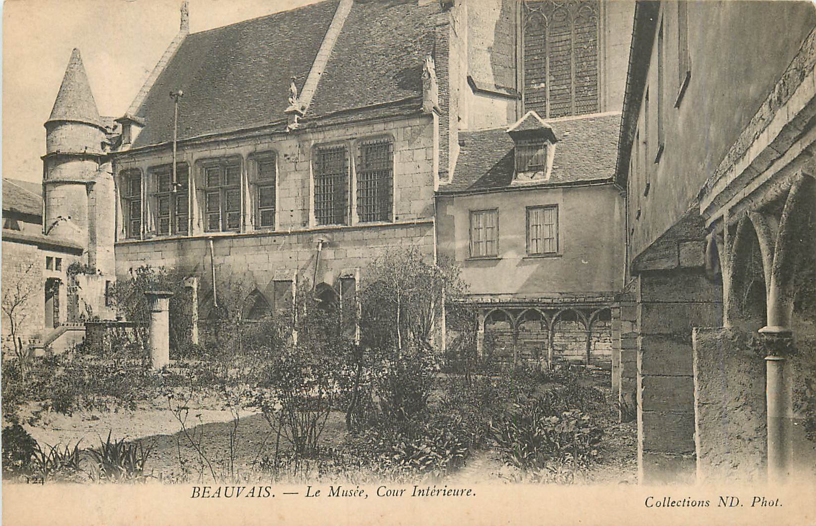 CPA Beauvais Le Musee Cour Interieur